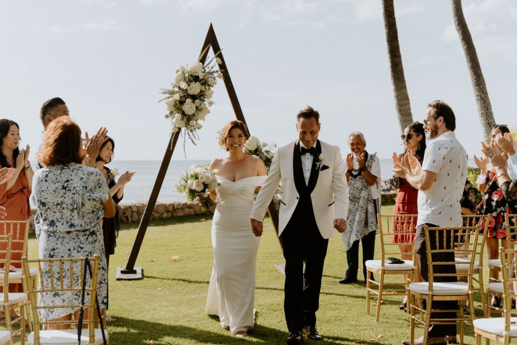 couple gets married at lanikuhonua, one of Oahu's best wedding venues.