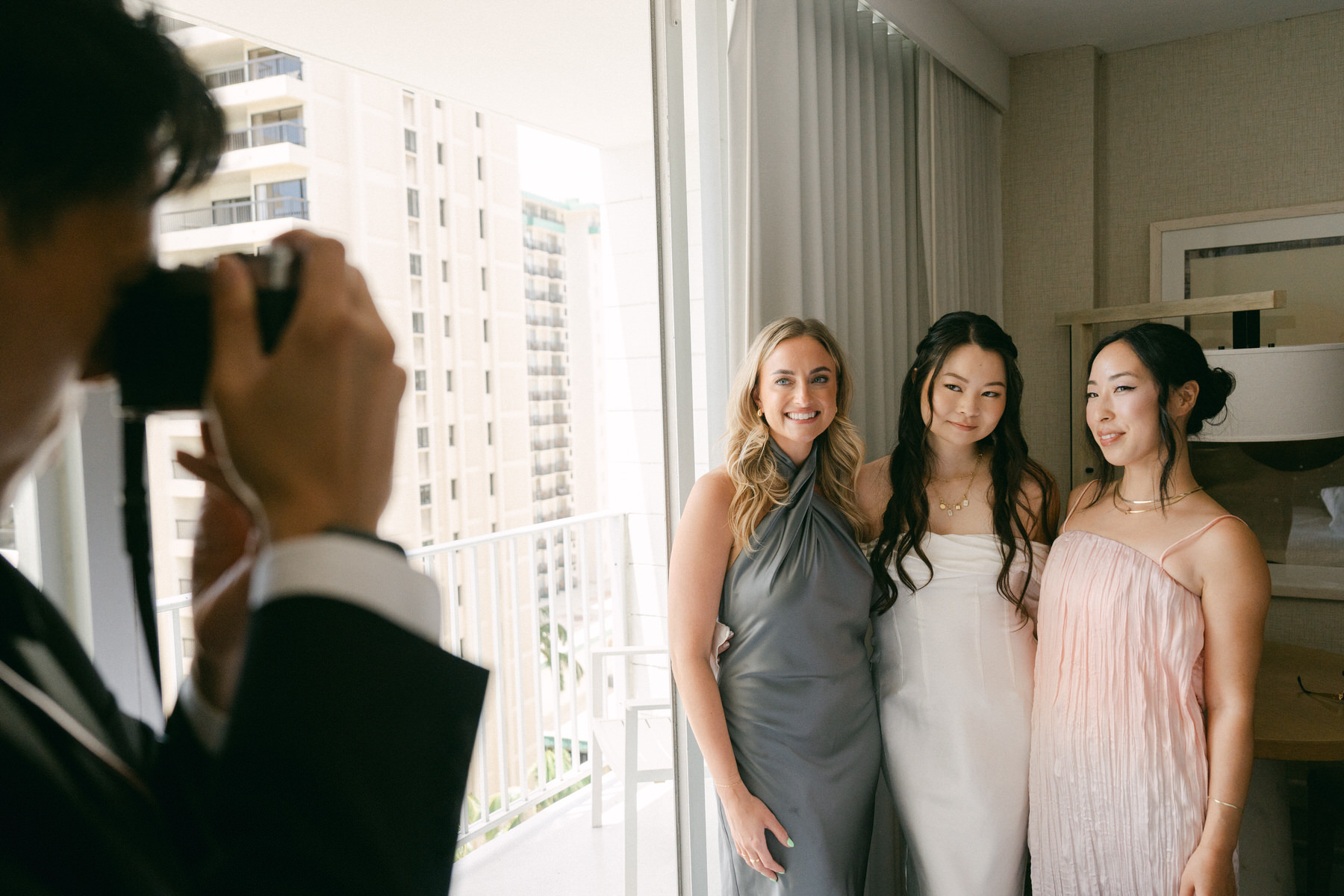 Documentary-style wedding photos during an Oahu wedding.