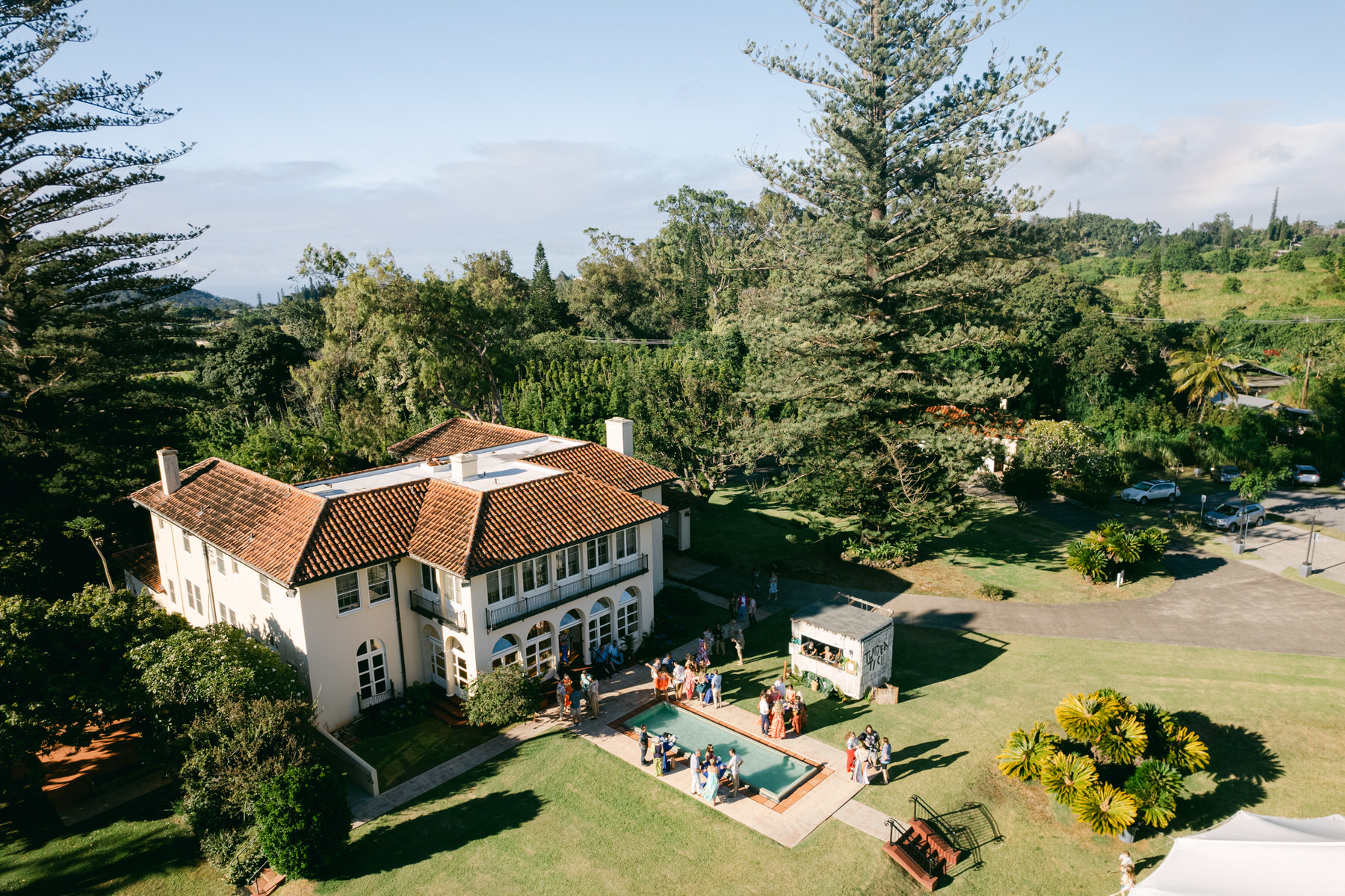 The Hui Nohea Art Center serves as the perfect location for a destination wedding in Hawaii.