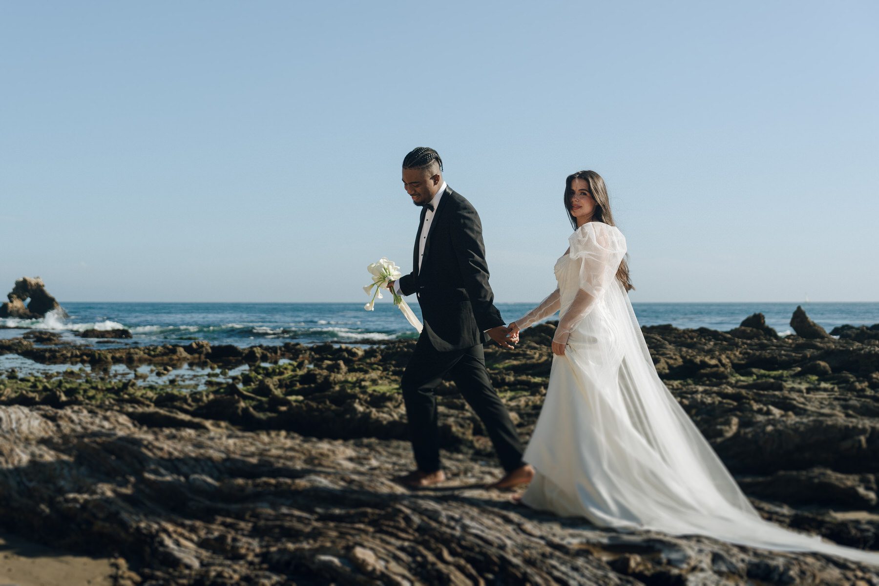 Stunning anniversary portraits taken on Oahu cliffs