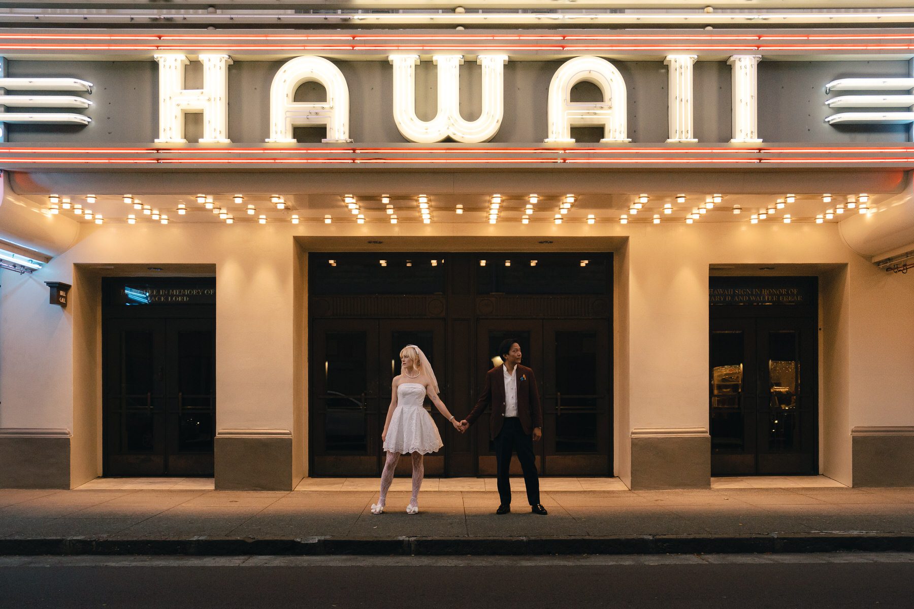 Oahu anniversary couple photos with palm trees