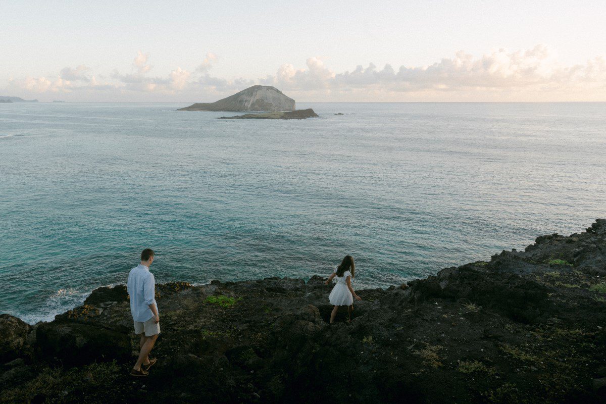 Capturing love in an Oahu anniversary photoshoot